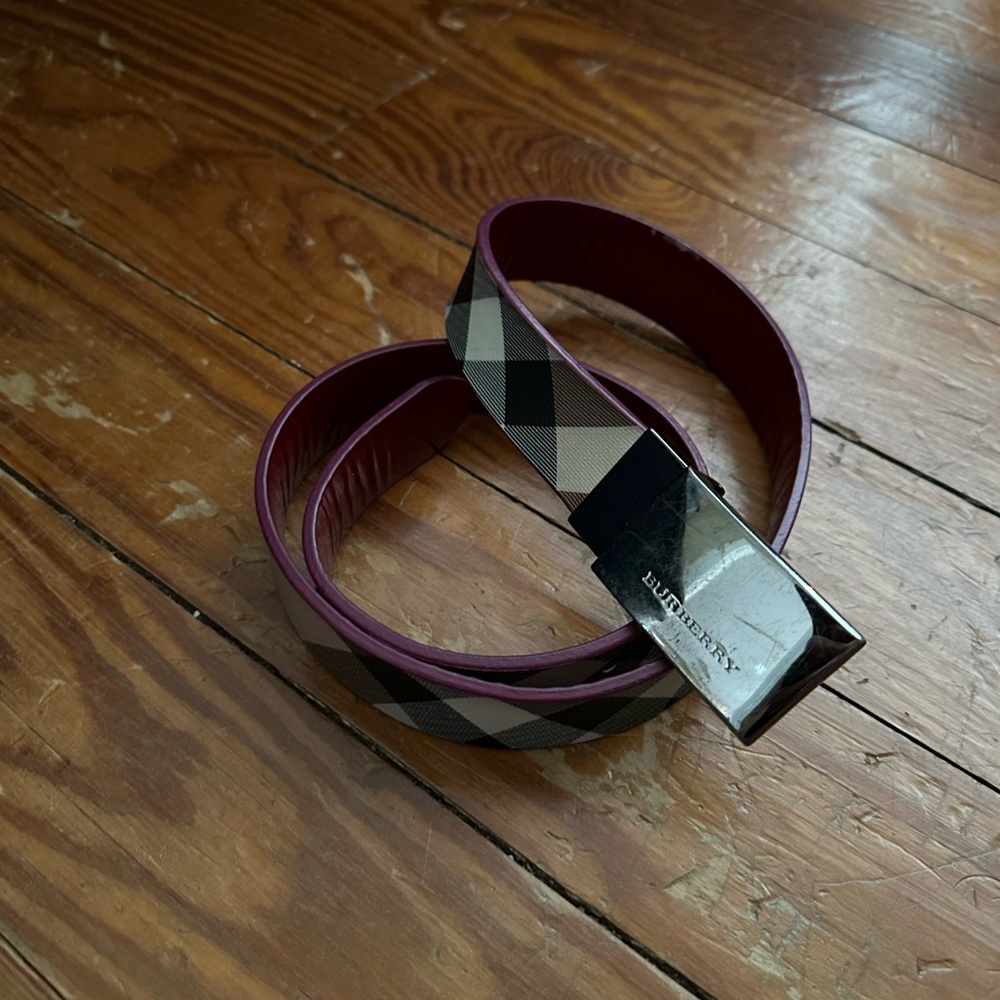 Burberry women belt with pink interior